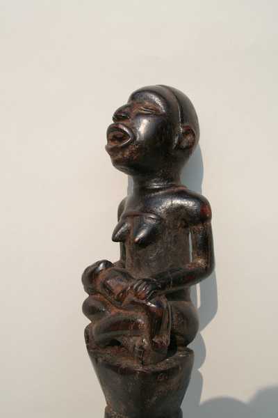 Kongo (canne), d`afrique : Rép.démoncratique du Congo., statuette Kongo (canne), masque ancien africain Kongo (canne), art du Rép.démoncratique du Congo. - Art Africain, collection privées Belgique. Statue africaine de la tribu des Kongo (canne), provenant du Rép.démoncratique du Congo., 1464/1505.Canne de chef représentant une maternité;Une ancêtre assise en position de tailleur,les jambes croisées,la bouche ouverte,donnant l